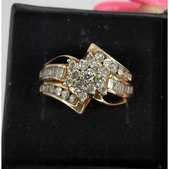 10kt Gold diamond flower ring - Picture 6 of 9